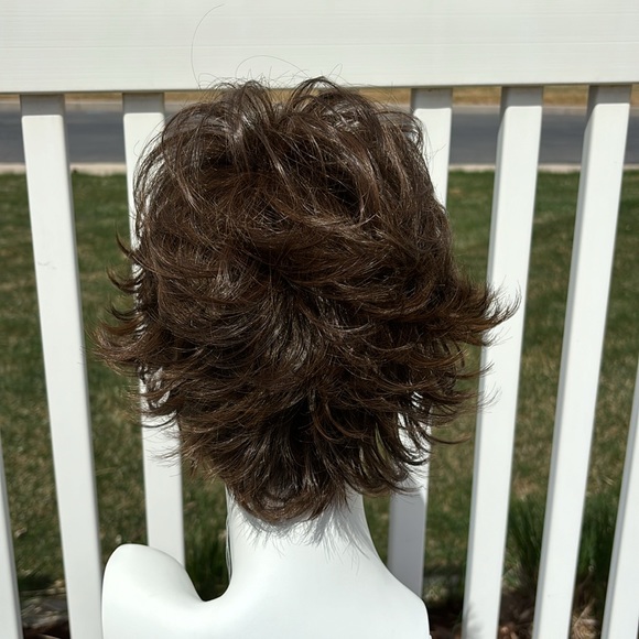 NWT DK BRN modern short wig - Picture 3 of 4